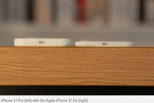 Nauja nuotrauka rodo, koks plonas yra „Apple iPhone 17 Air“, palyginti su „iPhone 17 Pro“.